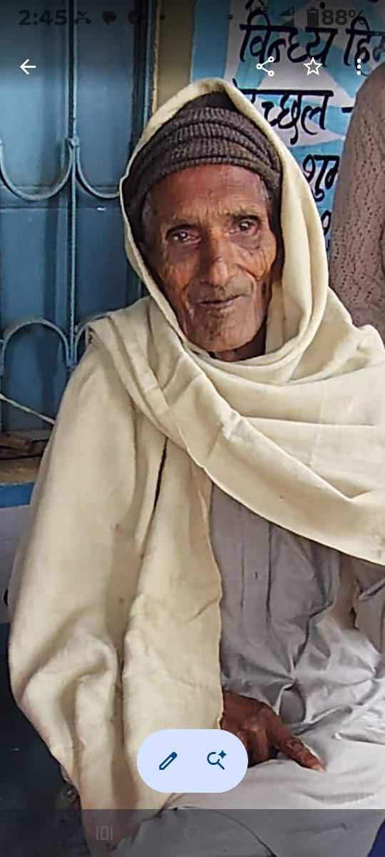 दाड़लाघाट के बरसनु से बस सेवा बंद होने से निजी गाड़ी में सफर करने को मजबूर स्कूली बच्चे। दाड़लाघाट के बरसनु से बस सेवा बंद होने से निजी गाड़ी में सफर करने को मजबूर स्कूली बच्चे।