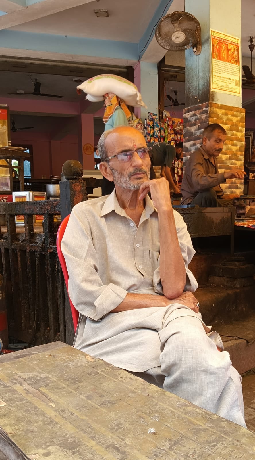 दाड़लाघाट के बरसनु से बस सेवा बंद होने से निजी गाड़ी में सफर करने को मजबूर स्कूली बच्चे। दाड़लाघाट के बरसनु से बस सेवा बंद होने से निजी गाड़ी में सफर करने को मजबूर स्कूली बच्चे।