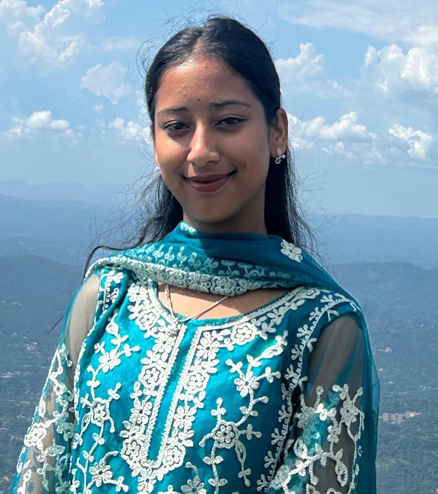 दाड़लाघाट के बरसनु से बस सेवा बंद होने से निजी गाड़ी में सफर करने को मजबूर स्कूली बच्चे। दाड़लाघाट के बरसनु से बस सेवा बंद होने से निजी गाड़ी में सफर करने को मजबूर स्कूली बच्चे।