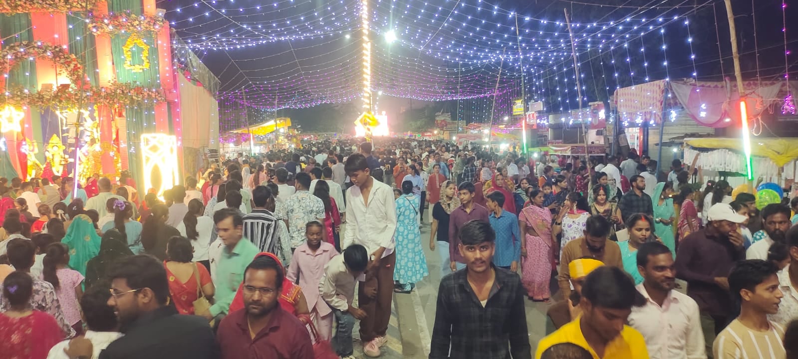 दुर्गा पूजा मेला में उमड़ी भीड़ संवाद दुर्गा पूजा मेला में उमड़ी भीड़ संवाद