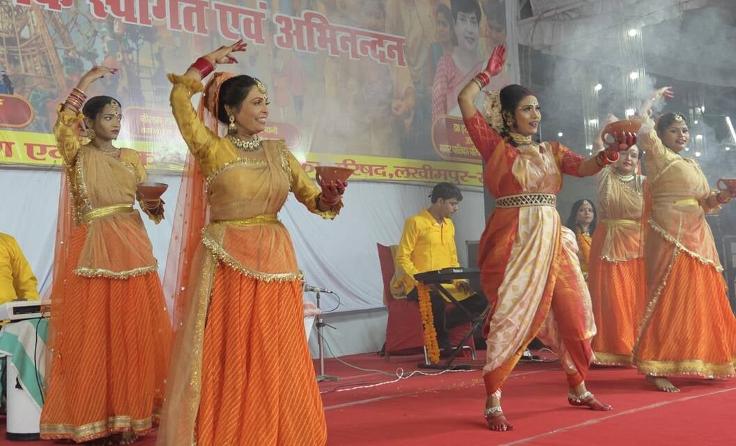 दशहरा मेला के सांस्कृतिक मंच पर देवी जागरण के दौरान मंचन को के कलाकार। संवाद दशहरा मेला के सांस्कृतिक मंच पर देवी जागरण के दौरान मंचन को के कलाकार। संवाद