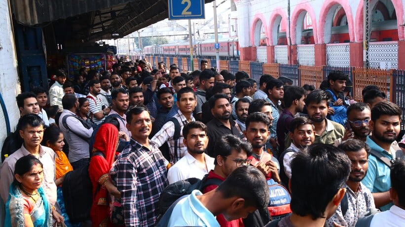 दुश्वारियों से भरा सफर.... गाजियाबाद रेलवे स्टेशन पर बढ़ी परीक्षार्थियों की भीड़। सीन एक 1:45 प दुश्वारियों से भरा सफर.... गाजियाबाद रेलवे स्टेशन पर बढ़ी परीक्षार्थियों की भीड़। सीन एक 1:45 प