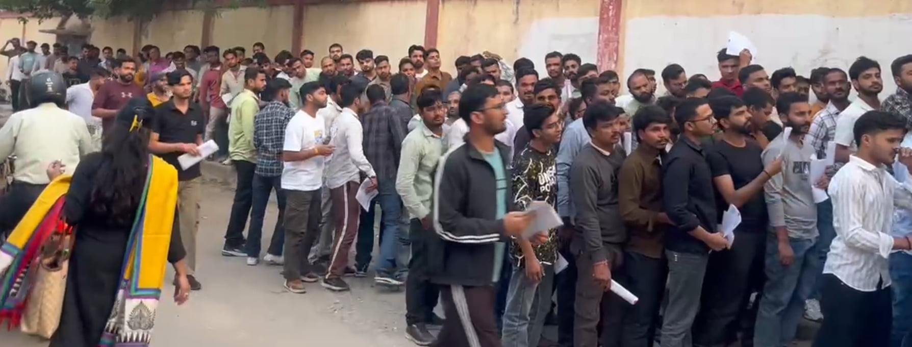 दुश्वारियों से भरा सफर.... गाजियाबाद रेलवे स्टेशन पर बढ़ी परीक्षार्थियों की भीड़। सीन एक 1:45 प दुश्वारियों से भरा सफर.... गाजियाबाद रेलवे स्टेशन पर बढ़ी परीक्षार्थियों की भीड़। सीन एक 1:45 प