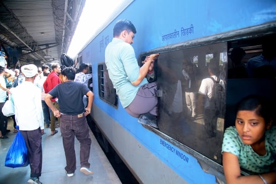 दुश्वारियों से भरा सफर.... गाजियाबाद रेलवे स्टेशन पर बढ़ी परीक्षार्थियों की भीड़। सीन एक 1:45 प दुश्वारियों से भरा सफर.... गाजियाबाद रेलवे स्टेशन पर बढ़ी परीक्षार्थियों की भीड़। सीन एक 1:45 प