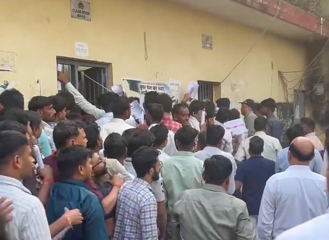 दुश्वारियों से भरा सफर.... गाजियाबाद रेलवे स्टेशन पर बढ़ी परीक्षार्थियों की भीड़। सीन एक 1:45 प दुश्वारियों से भरा सफर.... गाजियाबाद रेलवे स्टेशन पर बढ़ी परीक्षार्थियों की भीड़। सीन एक 1:45 प