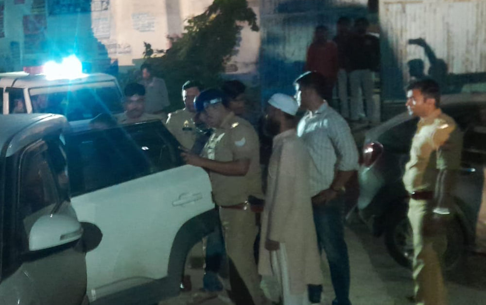 देवबंद के साखन कलां गांव में मुस्लिम व दलित समुदाय के बीच हुए झगड़े के बाद एक मकान में खड़े लोग