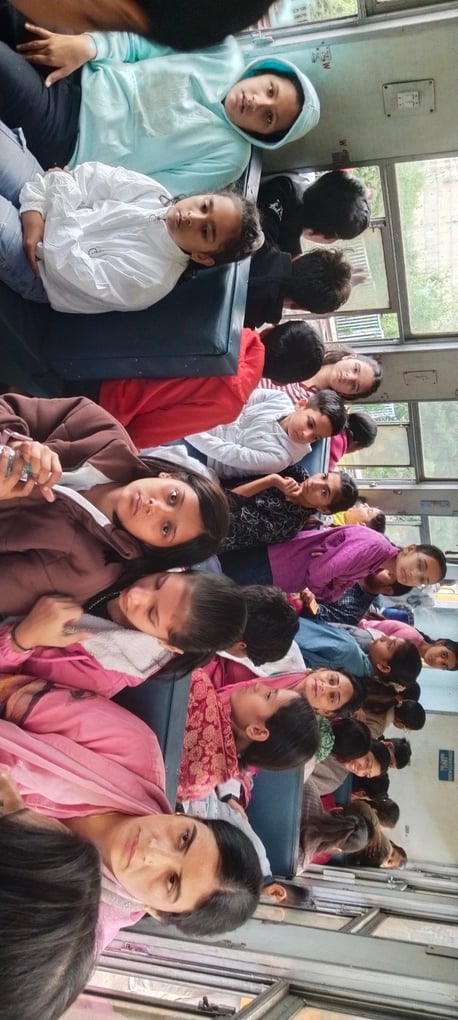धर्मपुर स्टेशन पर सैलानीयो की भीड डिब्वो भी खचाखच भरे  संवाद