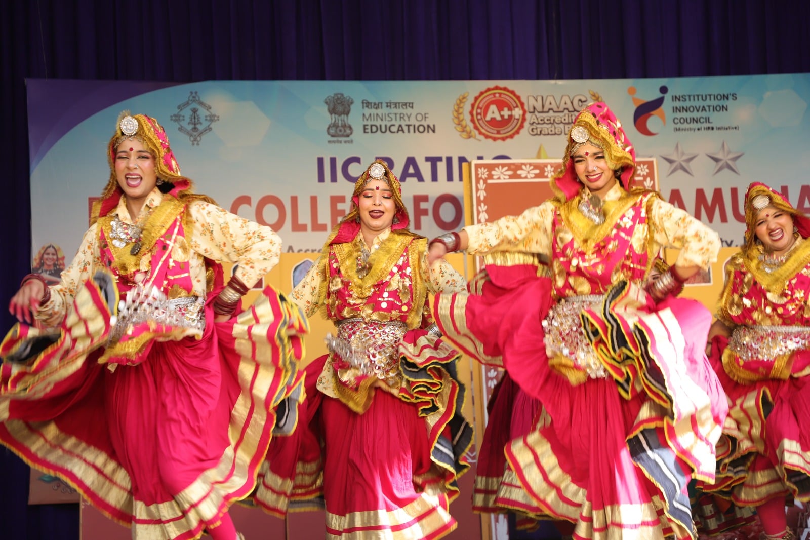 युवा महोत्सव में विजेता टीम को ट्राफी देते मुख्य अतिथि। प्रवक्ता