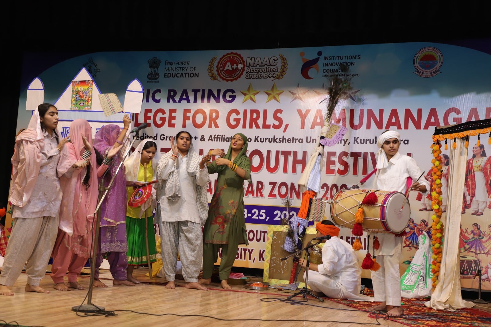 युवा महोत्सव में विजेता टीम को ट्राफी देते मुख्य अतिथि। प्रवक्ता