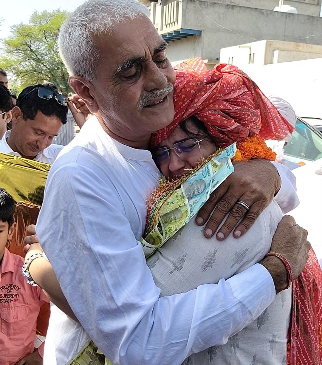 26जेएनडी32: गांव पहुंचने पर अन्नु कटारिया का स्वागत करते हुए परिजन व ग्रामीण। स्रोत: ग्रामीण