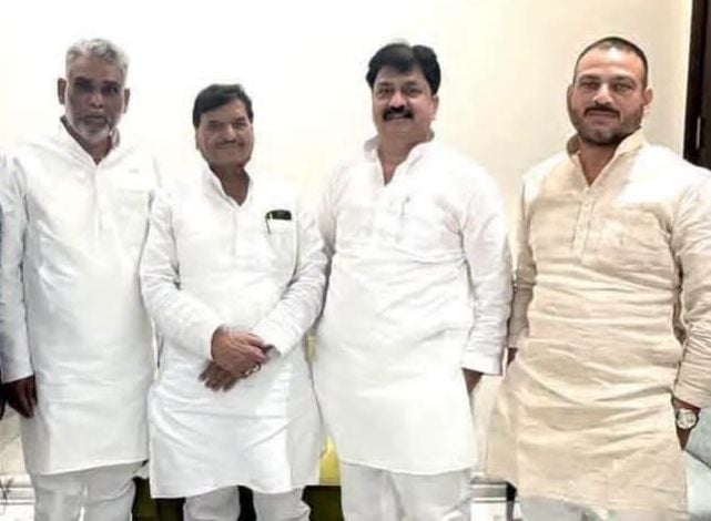 अखिलेश यादव से मिलते पूर्व विधायक सिनोद शाक्य, कुशाग्र सागर और केसी शाक्य। स्रोत पार्टी अखिलेश यादव से मिलते पूर्व विधायक सिनोद शाक्य, कुशाग्र सागर और केसी शाक्य। स्रोत पार्टी