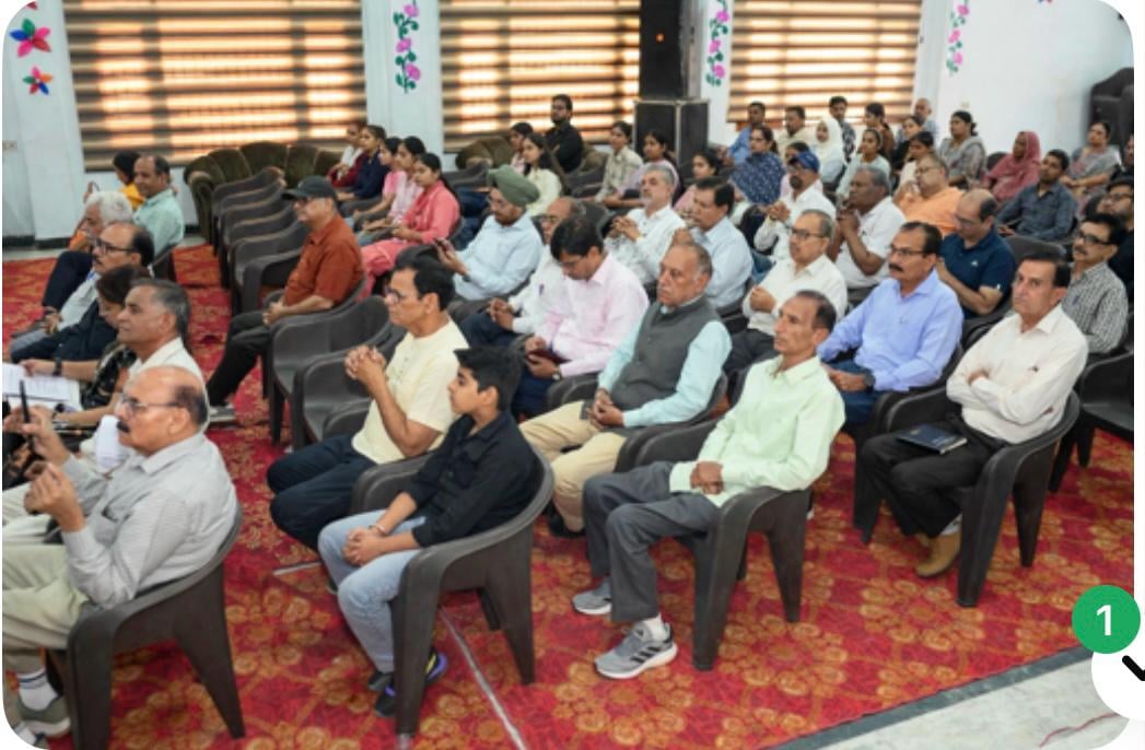 अनुभव साझा करती छात्रा और उपस्थित अतिथि। संस्था