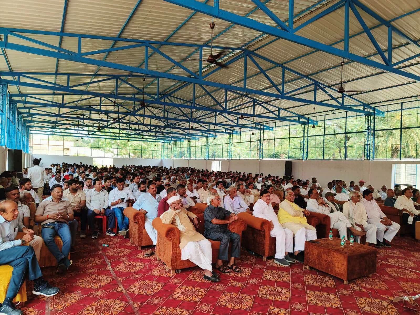बीएमएम इंटर कॉलेज मऊखास में आयोजित कार्यक्रम के अंतर्गत अपनी कविता प्रस्तुत करते राष्ट्रीय कवि बीएमएम इंटर कॉलेज मऊखास में आयोजित कार्यक्रम के अंतर्गत अपनी कविता प्रस्तुत करते राष्ट्रीय कवि
