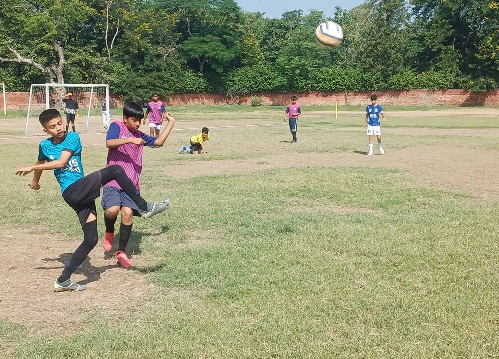 छावनी के रॉबर्ट पैवेलियन मैदान में दूसरी मोहिंदर सिंह मेमोरियल अंडर-14 फुटबॉल लीग में भिड़ते छावनी के रॉबर्ट पैवेलियन मैदान में दूसरी मोहिंदर सिंह मेमोरियल अंडर-14 फुटबॉल लीग में भिड़ते