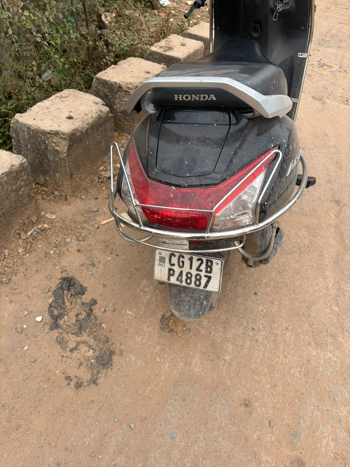 एक ही नंबर की दो गाड़ियां, एक्टिवा का नंबर स्प्लेंडर पर लगाकर घूम रहा था युवक