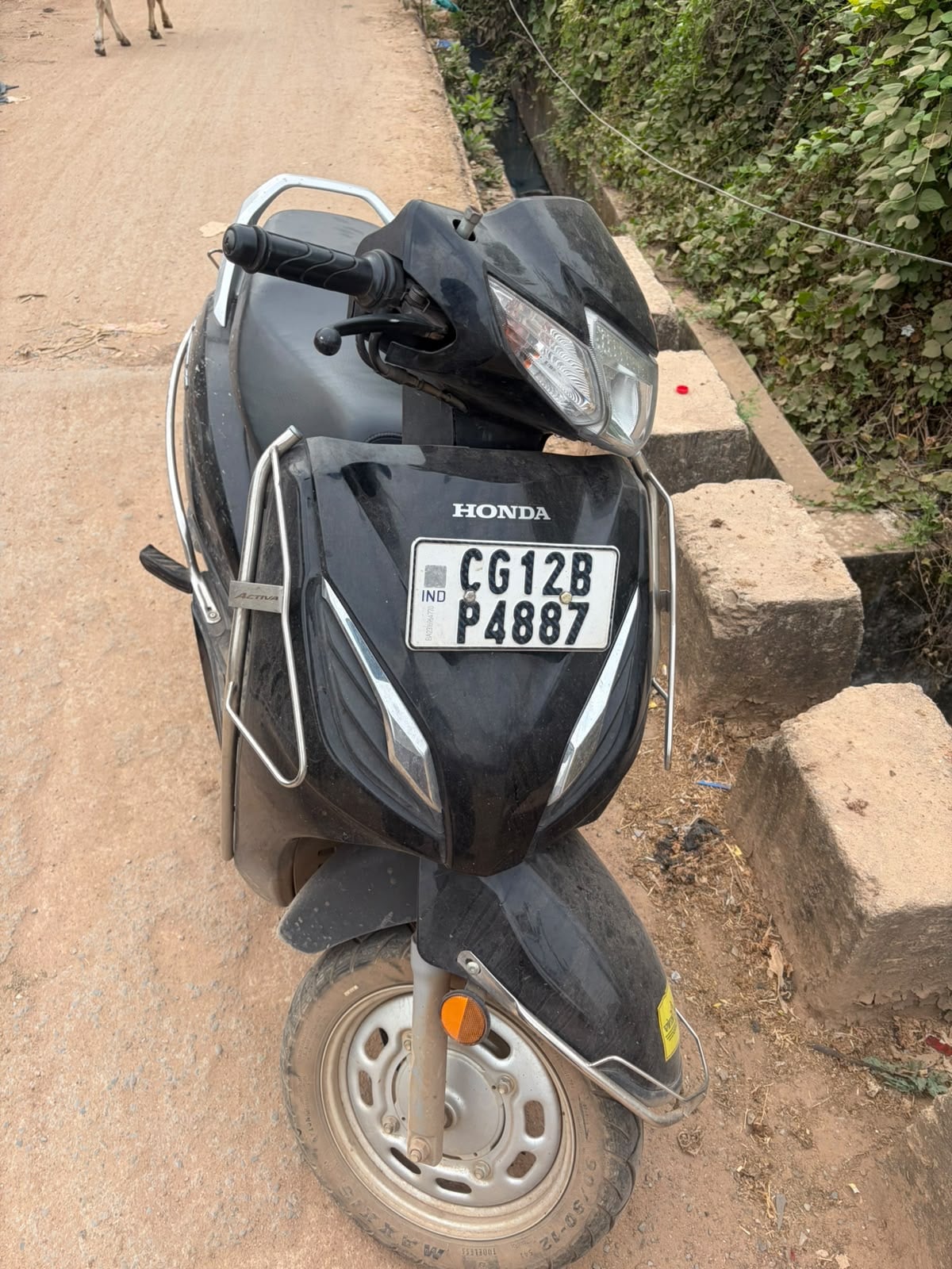 एक ही नंबर की दो गाड़ियां, एक्टिवा का नंबर स्प्लेंडर पर लगाकर घूम रहा था युवक