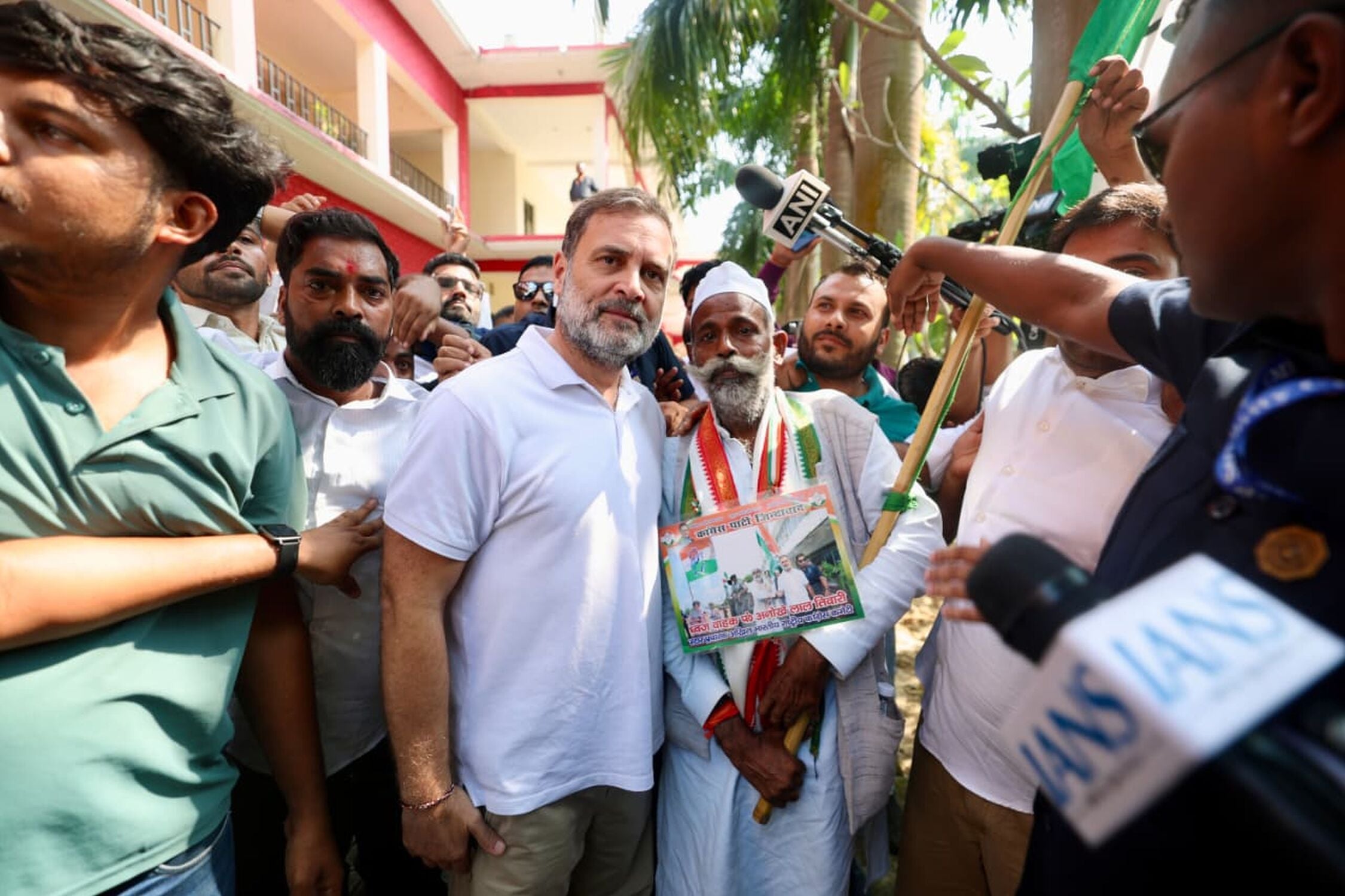 एमपीएमएलए कोर्ट में पेश होने जाते राहुल गांधी।