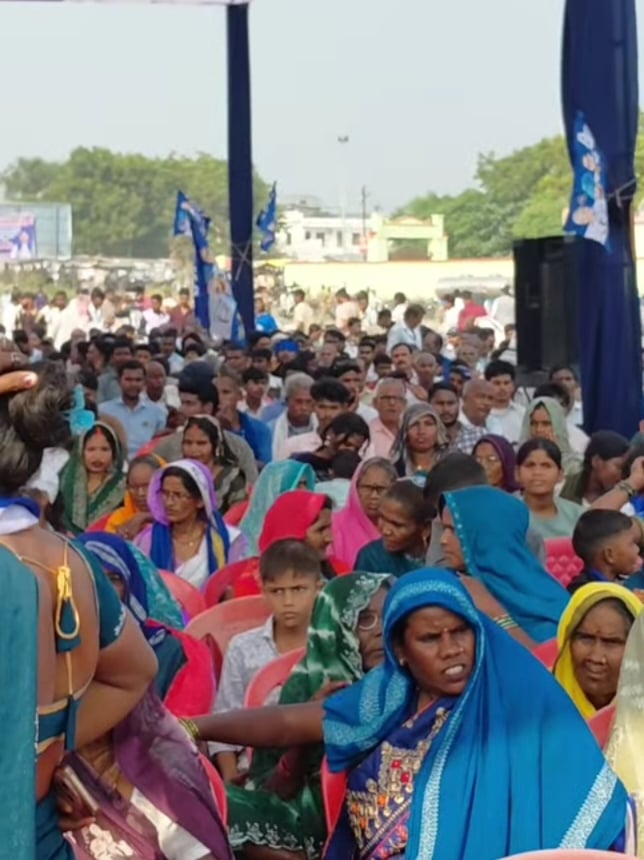 फूलपुर के भुलईकापूरा में बूथ कार्यकर्ता सम्मेलन को संबोधित करते नगीना सांसद चंद्रशेखर आजाद। फूलपुर के भुलईकापूरा में बूथ कार्यकर्ता सम्मेलन को संबोधित करते नगीना सांसद चंद्रशेखर आजाद।