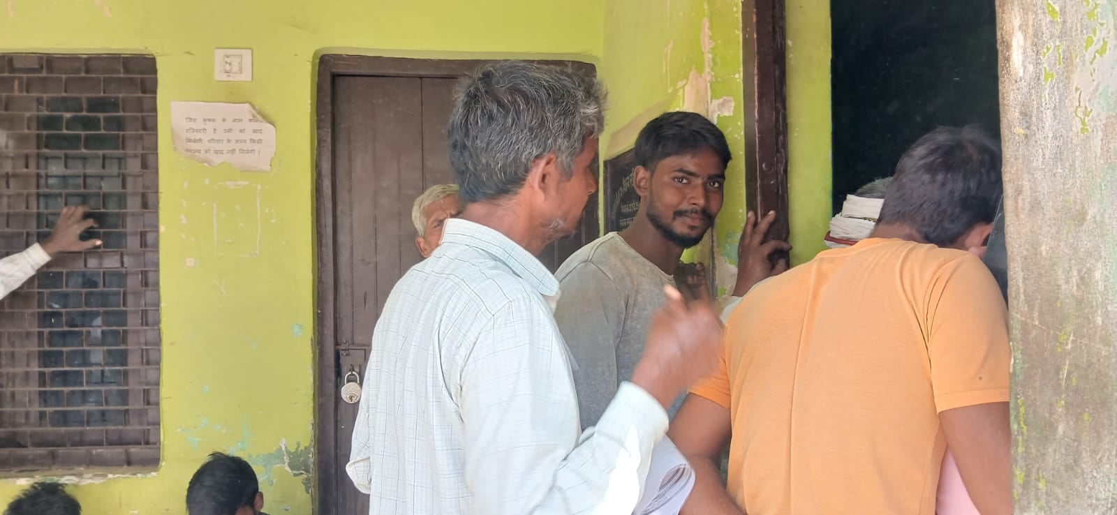 फोटो 02 कासगंज में सहकारी क्रय विक्रय समिति पर खाद के लिए इंतजार करते किसान। संवाद