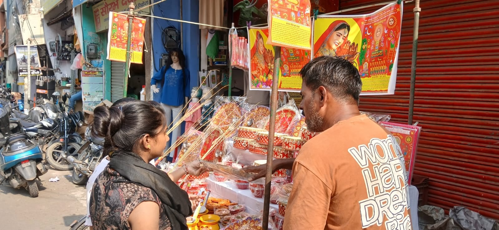 फोटो 04 कासगंज में एक दुकान पर रखे चीनी के करवा। संवाद