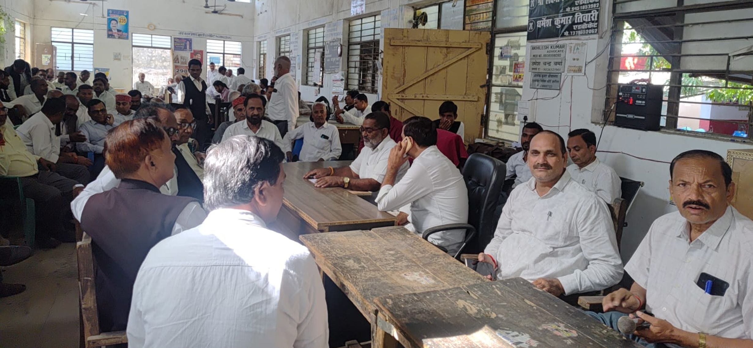 फोटो-12-बलरामपुर के उतरौला में क्रामिक अनशन पर बैठे अधिवक्ता ।-संवाद