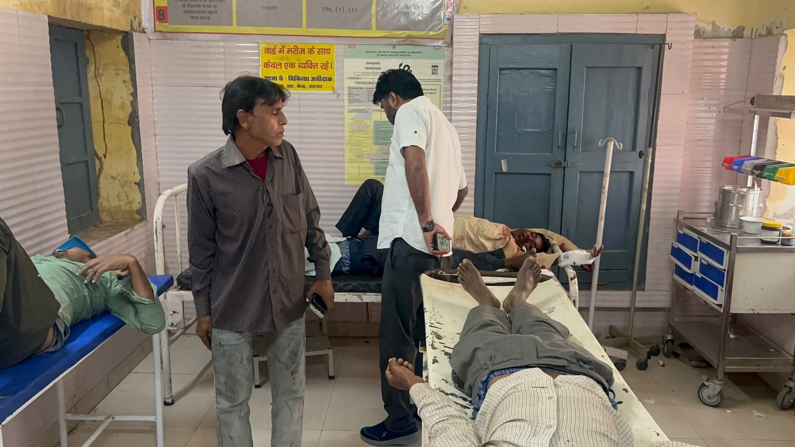 फोटो 18 - थाना सहावर क्षेत्र के गांव कनोई के निकट टायर फटने से पलटी मैक्स पिकअप।  संवाद