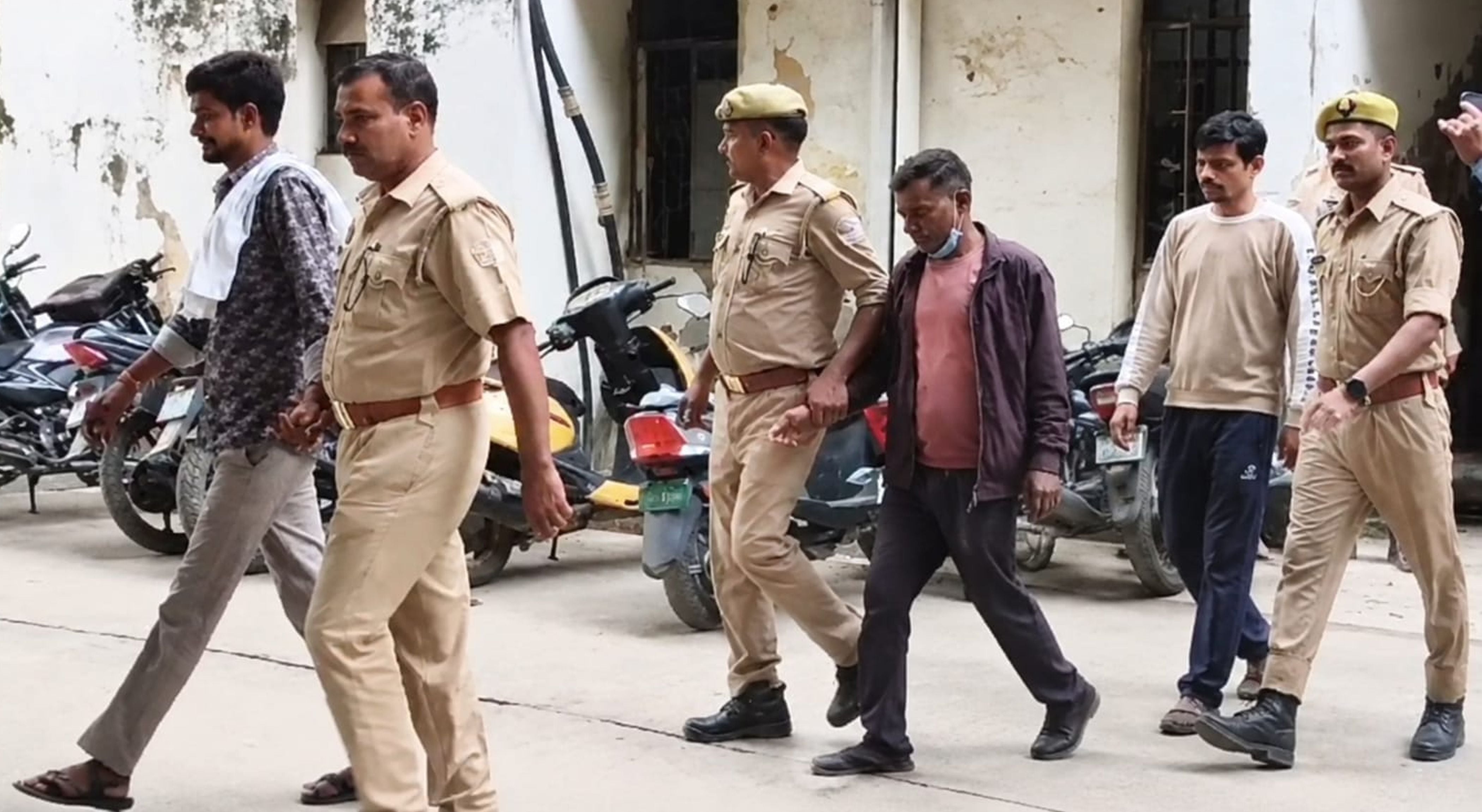 फोटो-21-आरोपियों को जेल ले जाती पुलिस। स्राेत: वीडियो ग्रैब