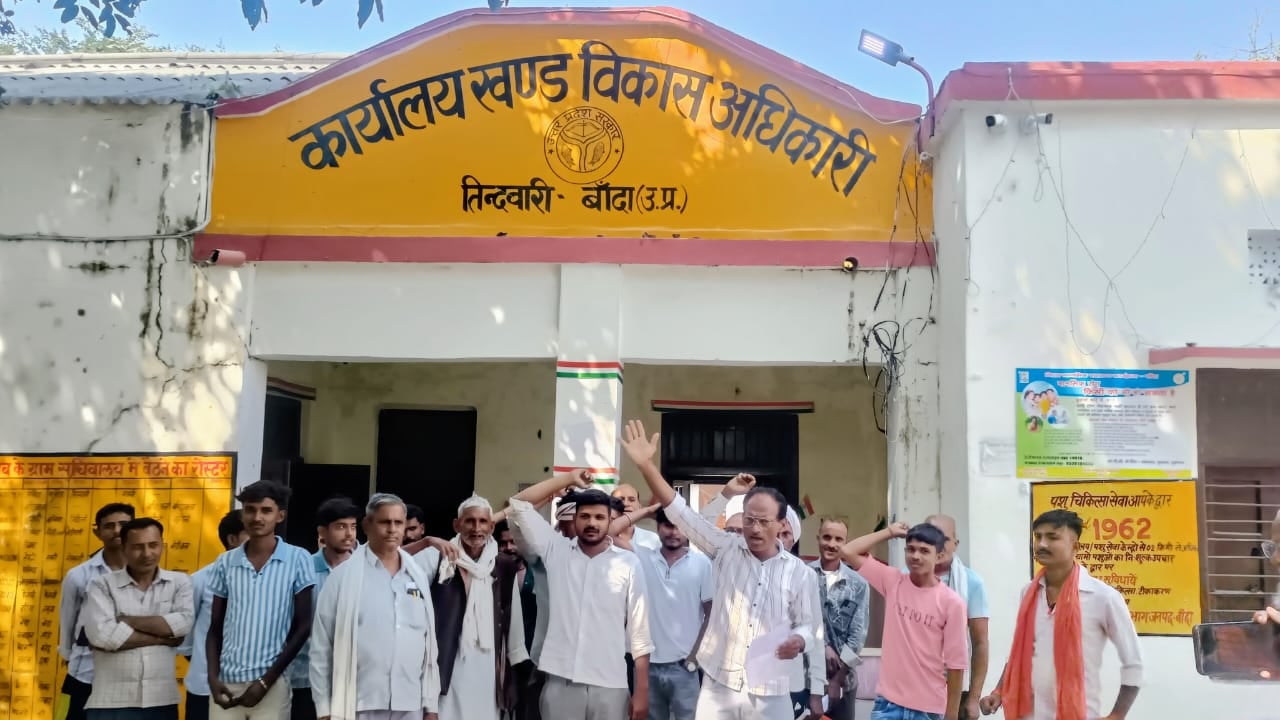 फोटो-24-कैलास सहकारी संघ के बाहर जमा किसान। संवाद फोटो-24-कैलास सहकारी संघ के बाहर जमा किसान। संवाद