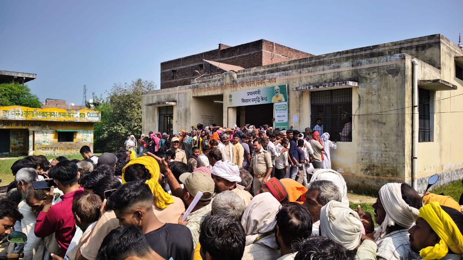 फोटो-24-कैलास सहकारी संघ के बाहर जमा किसान। संवाद फोटो-24-कैलास सहकारी संघ के बाहर जमा किसान। संवाद