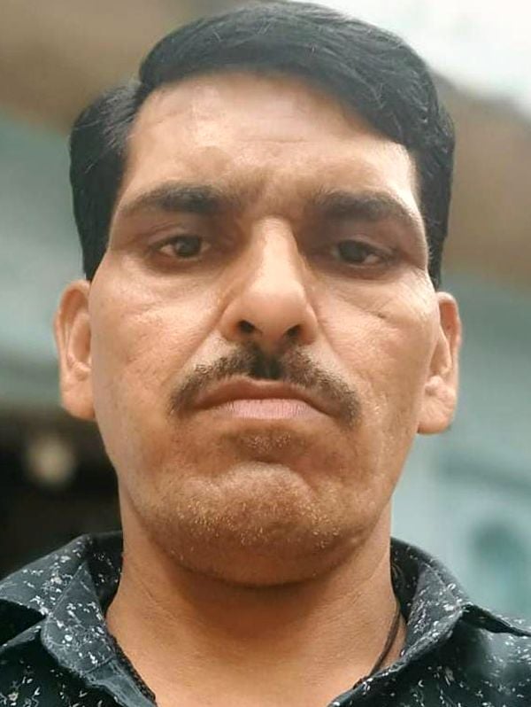 फोटो 27 एमएएचपी 18 परिचय-सहकारी संघ कबरई में खाद के लिए कतार में खड़े किसान। संवाद फोटो 27 एमएएचपी 18 परिचय-सहकारी संघ कबरई में खाद के लिए कतार में खड़े किसान। संवाद