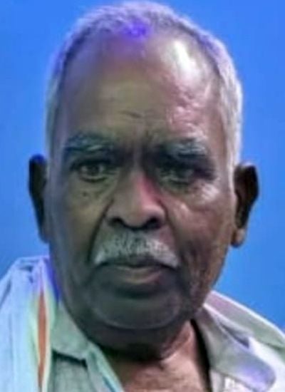 फोटो 27 एमएएचपी 18 परिचय-सहकारी संघ कबरई में खाद के लिए कतार में खड़े किसान। संवाद फोटो 27 एमएएचपी 18 परिचय-सहकारी संघ कबरई में खाद के लिए कतार में खड़े किसान। संवाद