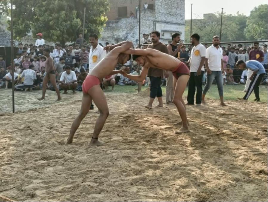 फोटो- 36 से 38 जैथरा में मंगलवार को दंगल में पहलवानों ने जौहर अजमाया। एक दूसरे का पटखनी देने के फोटो- 36 से 38 जैथरा में मंगलवार को दंगल में पहलवानों ने जौहर अजमाया। एक दूसरे का पटखनी देने के