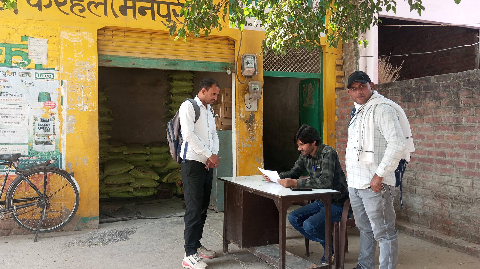 फोटो 41 किशनी में खाद के लिए लाइन में लगे किसान। संवाद फोटो 41 किशनी में खाद के लिए लाइन में लगे किसान। संवाद