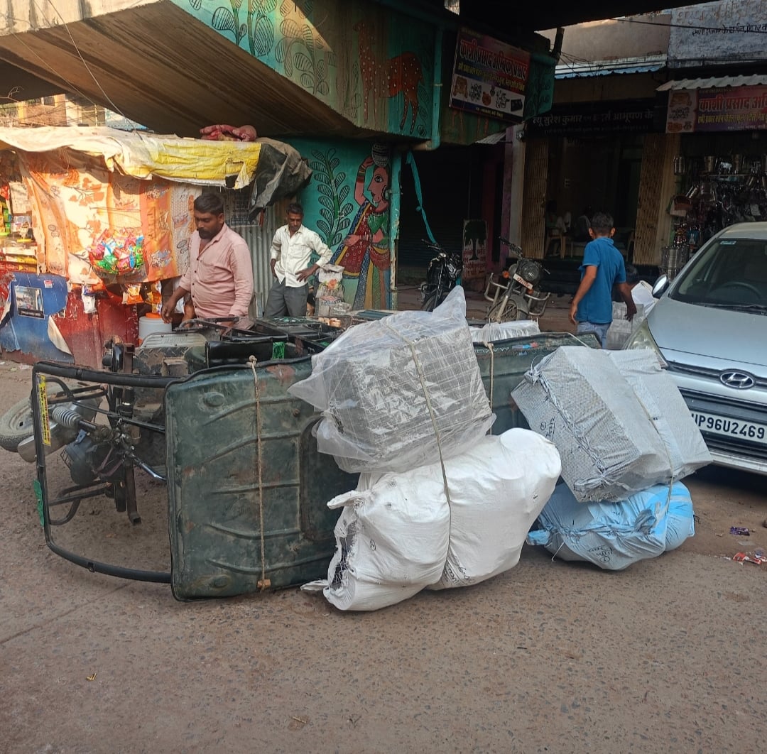 फोटो न- 27 सीकेटीपी 02 लोहे के एंगल व सरिया लादकर ले जाता ई-रिक्शा। संवाद फोटो न- 27 सीकेटीपी 02 लोहे के एंगल व सरिया लादकर ले जाता ई-रिक्शा। संवाद