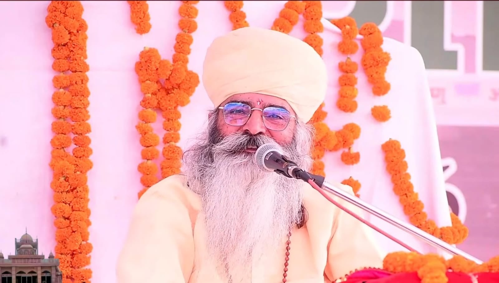 फतेहाबाद। बिश्नोई मंदिर में कथा की शुरुआत से पहले जोत जलाती हुई जिला परिषद की चेयरपर्सन सुमन सु