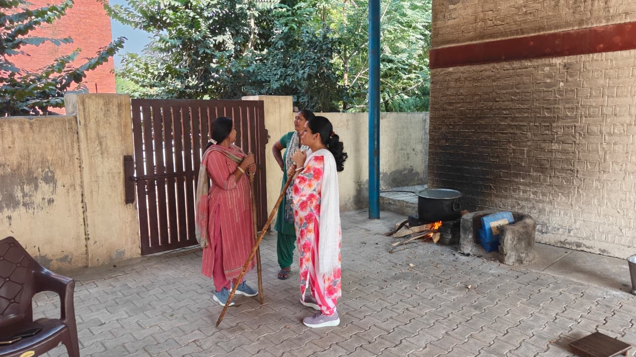 फतेहाबाद। शहर के राजकीय माध्यमिक विद्यालय में बच्चाें का मिड डे मिल वाला राशन खाते बंदर। स्कूल फतेहाबाद। शहर के राजकीय माध्यमिक विद्यालय में बच्चाें का मिड डे मिल वाला राशन खाते बंदर। स्कूल