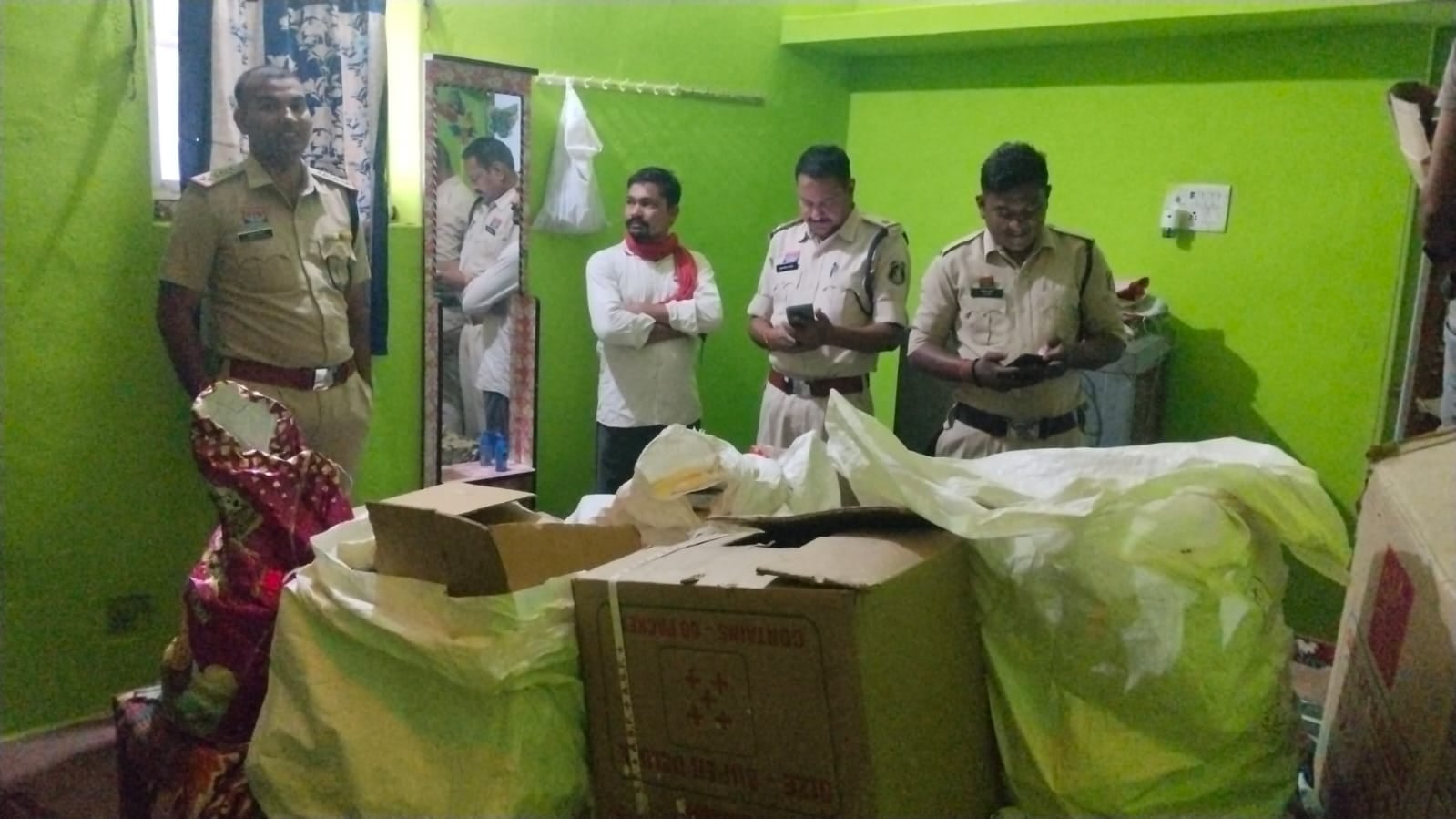 गुण्डरदेही में अवैध पटाखों के भंडारण पर पुलिस का छापा, 50 हजार का माल जब्त; एक आरोपी गिरफ्तार गुण्डरदेही में अवैध पटाखों के भंडारण पर पुलिस का छापा, 50 हजार का माल जब्त; एक आरोपी गिरफ्तार