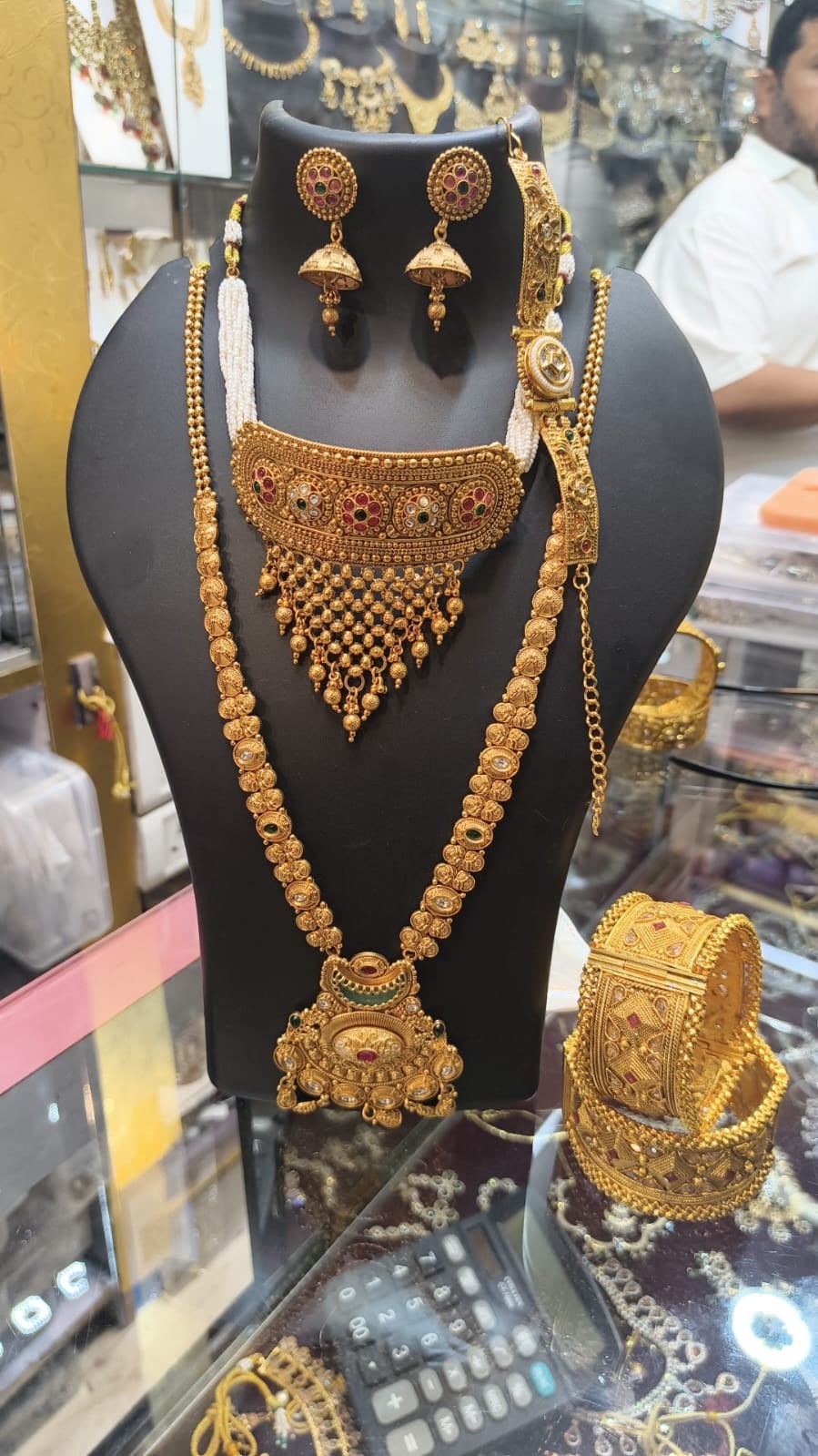 गणेशगंज स्थित दुकान में साड़ी व लहंगे पसंद करतीं महिलाएं व युवति। गणेशगंज स्थित दुकान में साड़ी व लहंगे पसंद करतीं महिलाएं व युवति।