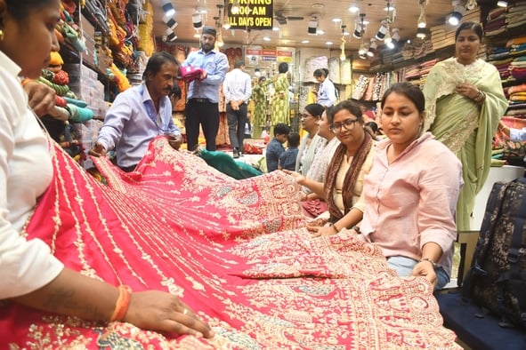 गणेशगंज स्थित दुकान में साड़ी व लहंगे पसंद करतीं महिलाएं व युवति। गणेशगंज स्थित दुकान में साड़ी व लहंगे पसंद करतीं महिलाएं व युवति।
