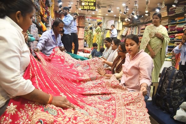 गणेशगंज स्थित दुकान में साड़ी व लहंगे पसंद करतीं महिलाएं व युवति। गणेशगंज स्थित दुकान में साड़ी व लहंगे पसंद करतीं महिलाएं व युवति।