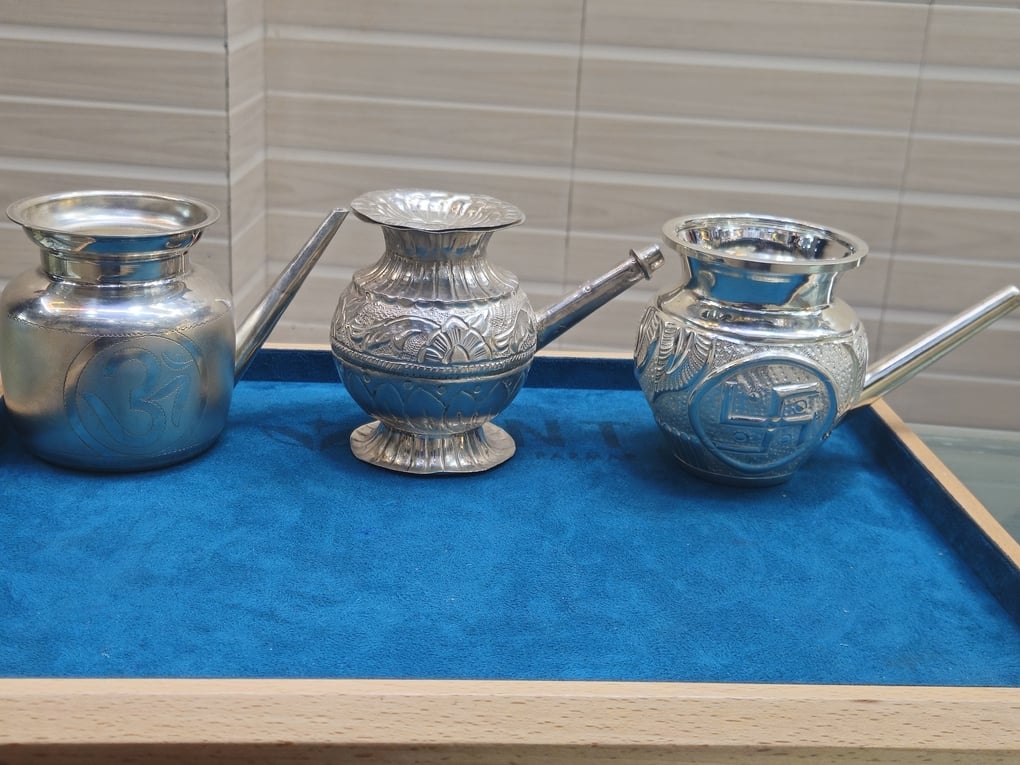 गणेशगंज स्थित दुकान में साड़ी व लहंगे पसंद करतीं महिलाएं व युवति। गणेशगंज स्थित दुकान में साड़ी व लहंगे पसंद करतीं महिलाएं व युवति।