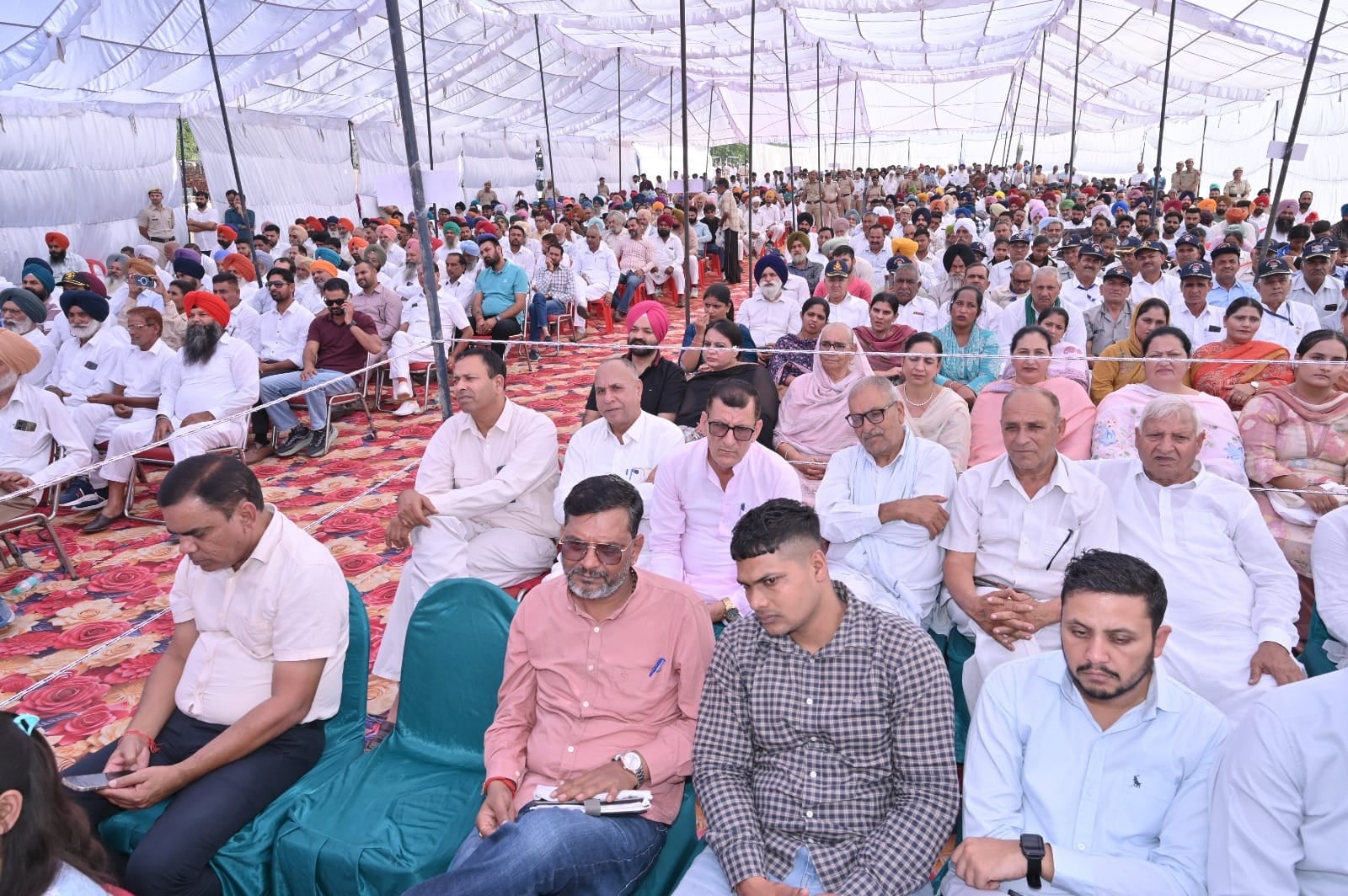 गावं गोविंदपुरा में किसान संगोष्ठी में मौजूद किसान। संवाद
