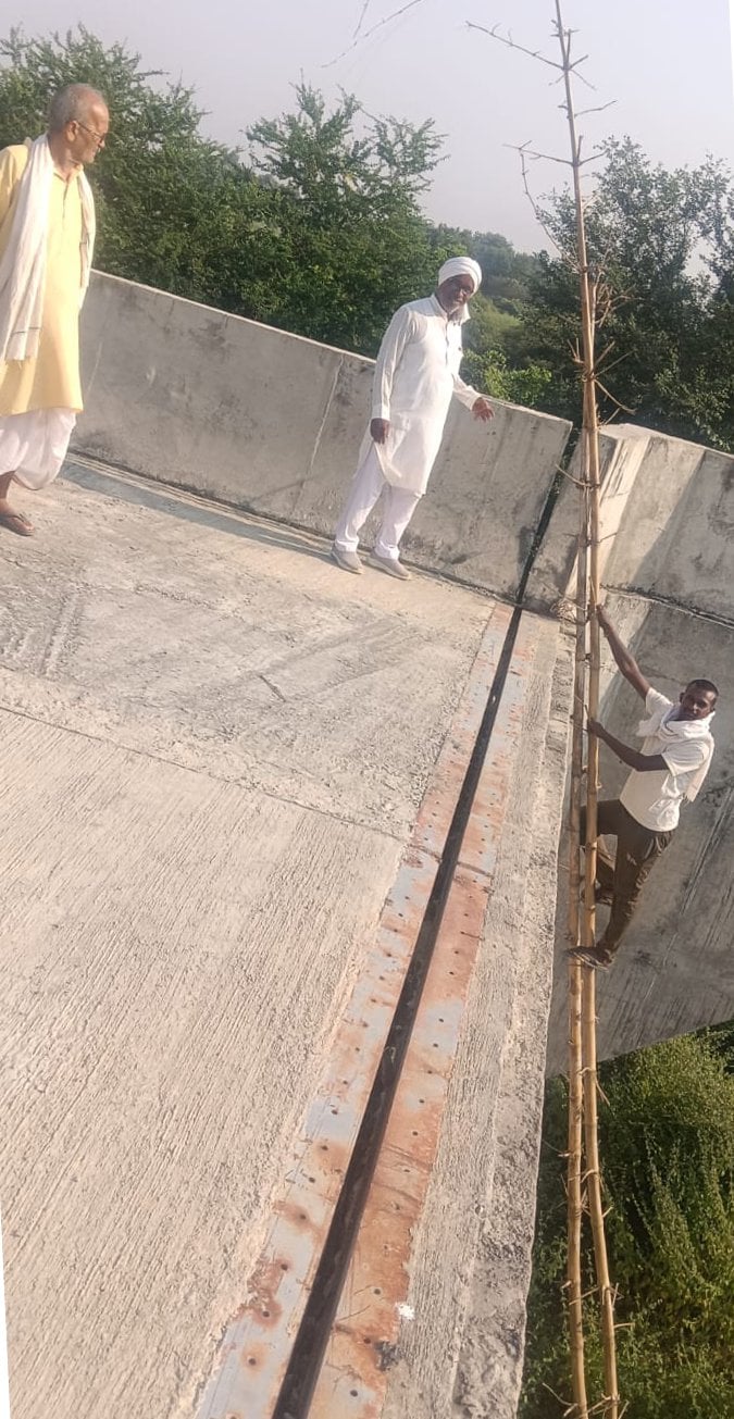 गड़वारा क्षेत्र के साधोपुर में सई नदी पर पहुंच मार्ग के बगैर अधूरा पड़ा पुल। संवाद गड़वारा क्षेत्र के साधोपुर में सई नदी पर पहुंच मार्ग के बगैर अधूरा पड़ा पुल। संवाद