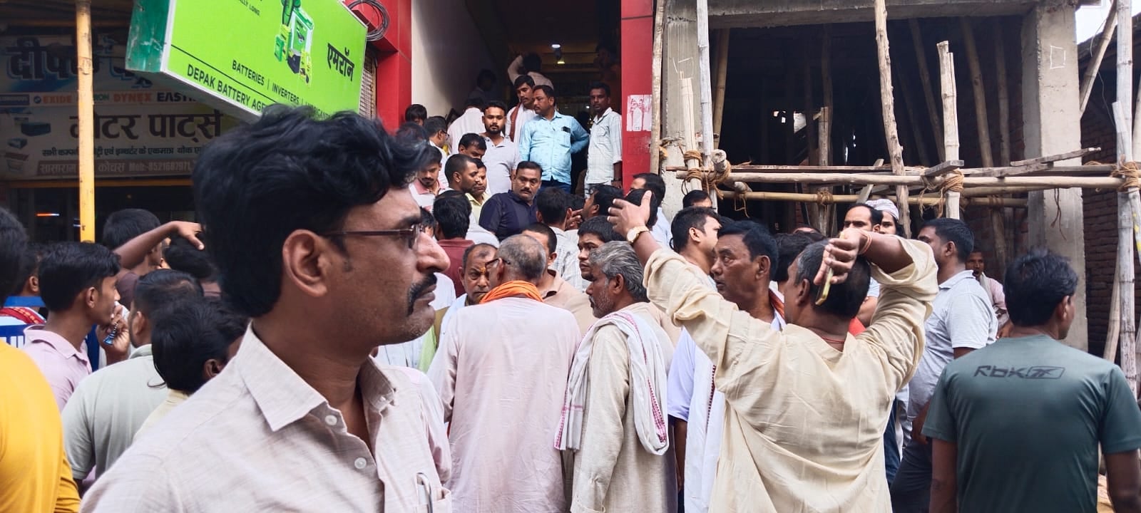 घटनास्थल पर जुटी भीड़