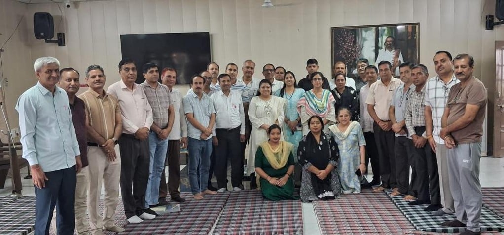 हैप्पीनेस कार्यक्रम में भाग लेने वाले प्रधानाचार्य व आश्रम के सदस्य। विज्ञप्ति