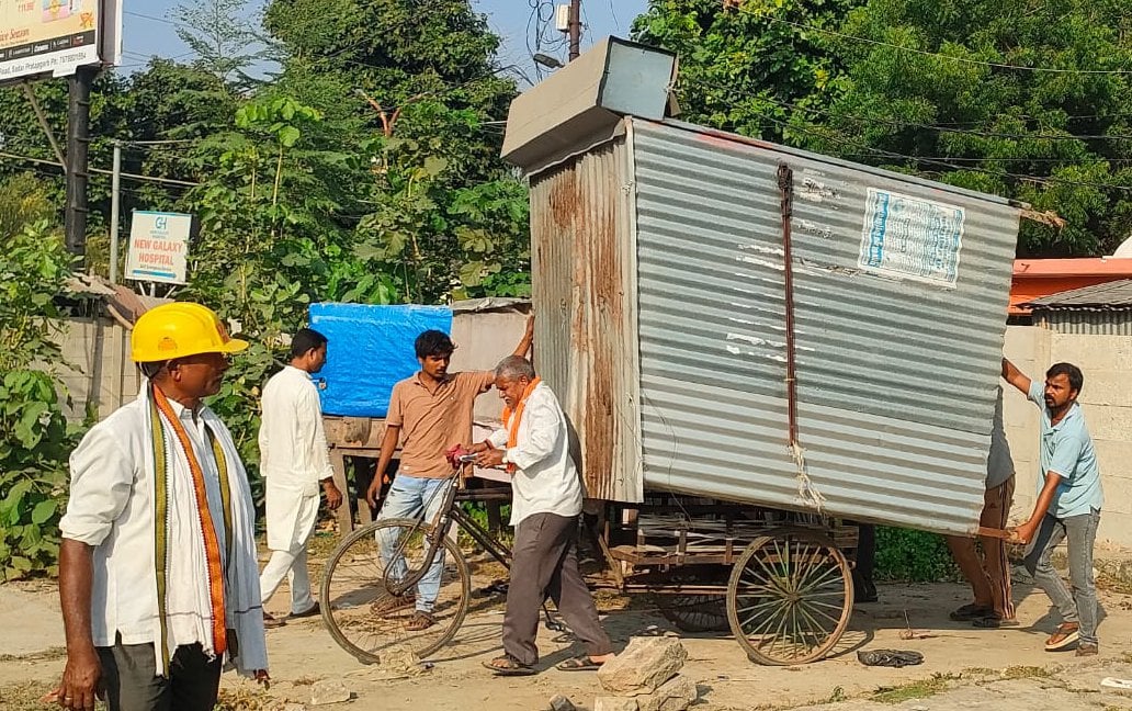 जीआईसी के समीप अतिक्रमण हटाने के दौरान लोगों को समझाते पालिका के अधिकारी। नपा जीआईसी के समीप अतिक्रमण हटाने के दौरान लोगों को समझाते पालिका के अधिकारी। नपा