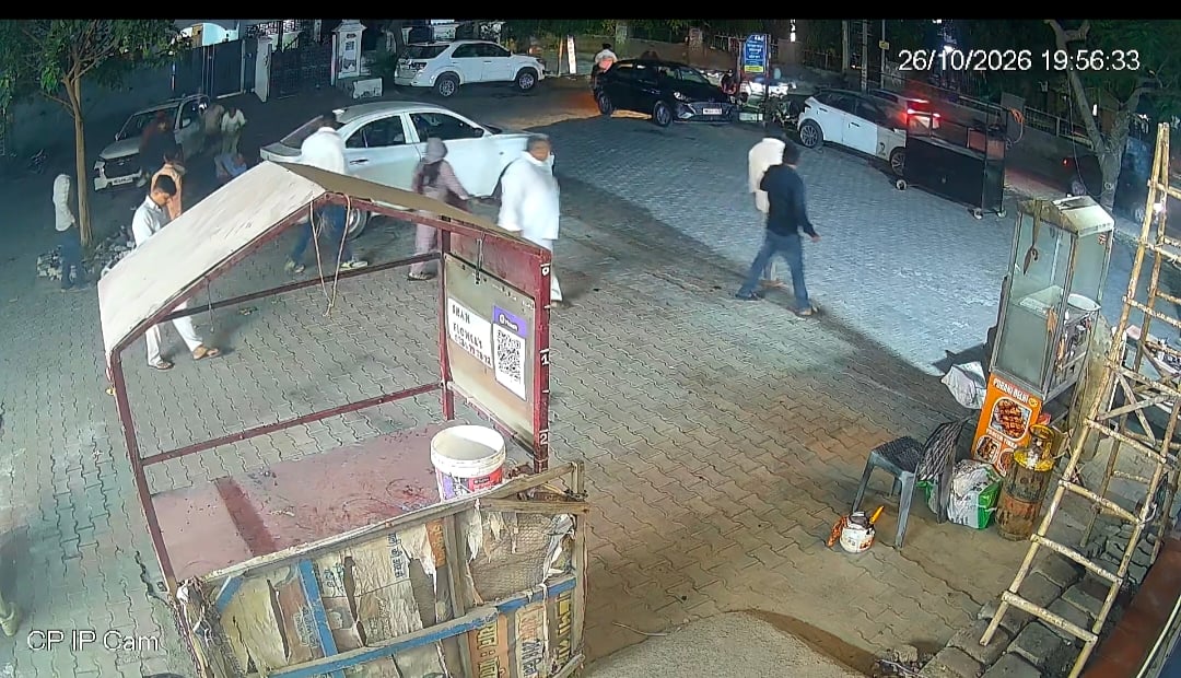 जिला नागरिक अस्पताल में सौरभ आनंद का इलाज करते कर्मचारी। संवाद जिला नागरिक अस्पताल में सौरभ आनंद का इलाज करते कर्मचारी। संवाद