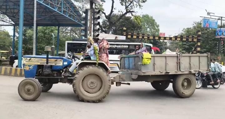 कचरे के ढेर पर बैठी स्वच्छता दीदी,बिना नम्बर के ट्रैक्टर पर हो रहा था कचरे का परिवहन कचरे के ढेर पर बैठी स्वच्छता दीदी,बिना नम्बर के ट्रैक्टर पर हो रहा था कचरे का परिवहन