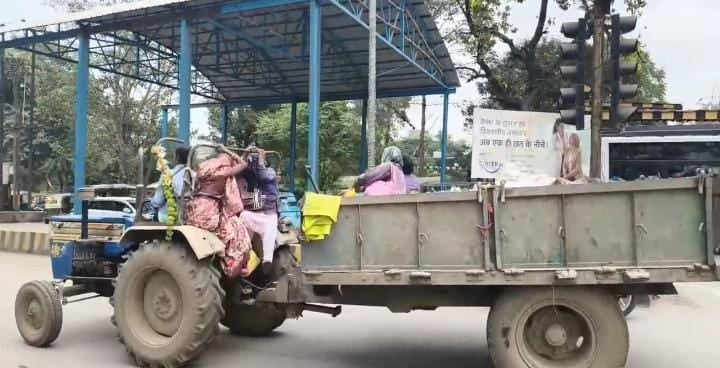 कचरे के ढेर पर बैठी स्वच्छता दीदी,बिना नम्बर के ट्रैक्टर पर हो रहा था कचरे का परिवहन कचरे के ढेर पर बैठी स्वच्छता दीदी,बिना नम्बर के ट्रैक्टर पर हो रहा था कचरे का परिवहन