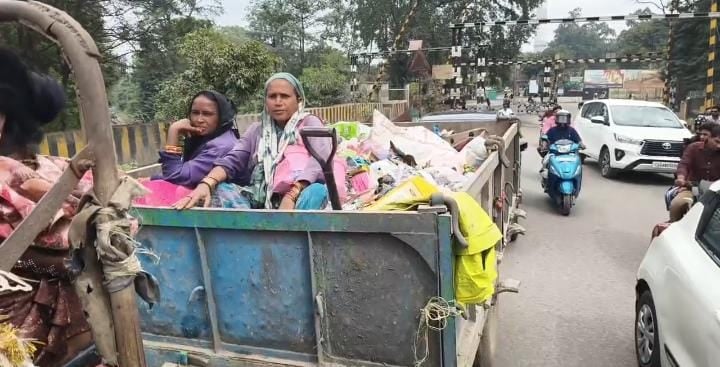 कचरे के ढेर पर बैठी स्वच्छता दीदी,बिना नम्बर के ट्रैक्टर पर हो रहा था कचरे का परिवहन कचरे के ढेर पर बैठी स्वच्छता दीदी,बिना नम्बर के ट्रैक्टर पर हो रहा था कचरे का परिवहन